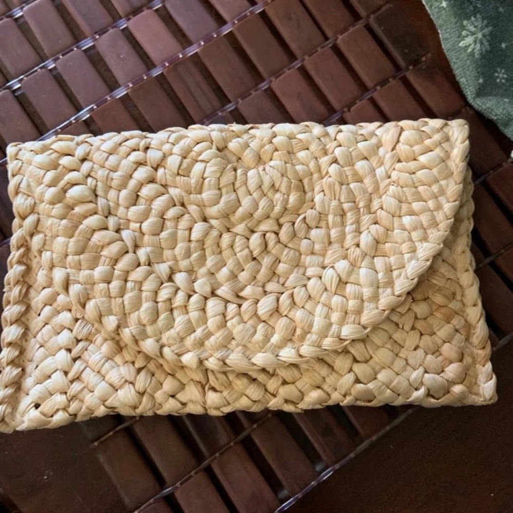 Handwoven Natural Straw Clutch - Picture 5 of 6